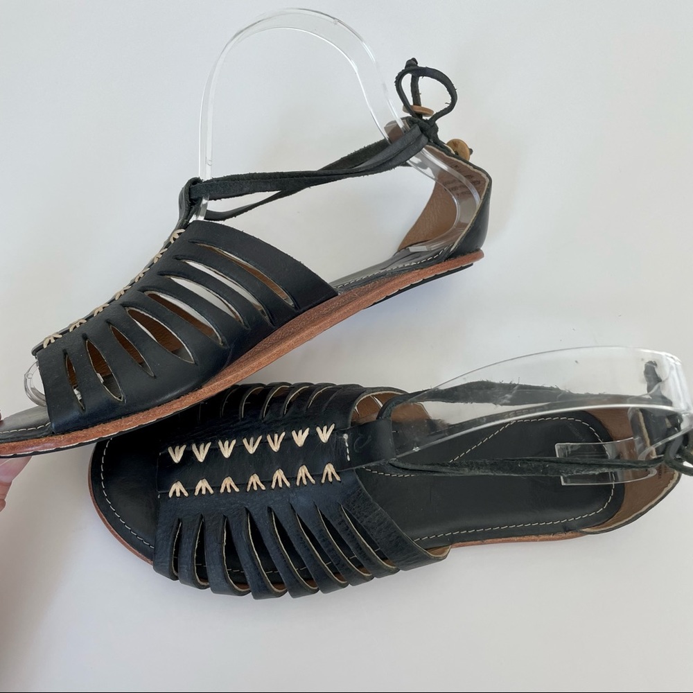 OluKai Women's Navy Leather sandals, size 7